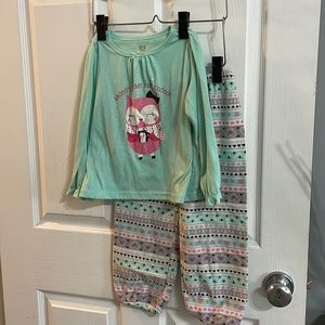 Girls pajama set by Carter’s, size 5T. Bundle and save, or make offers!